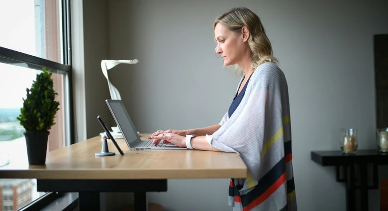 benefits of using an ergonomic desk
